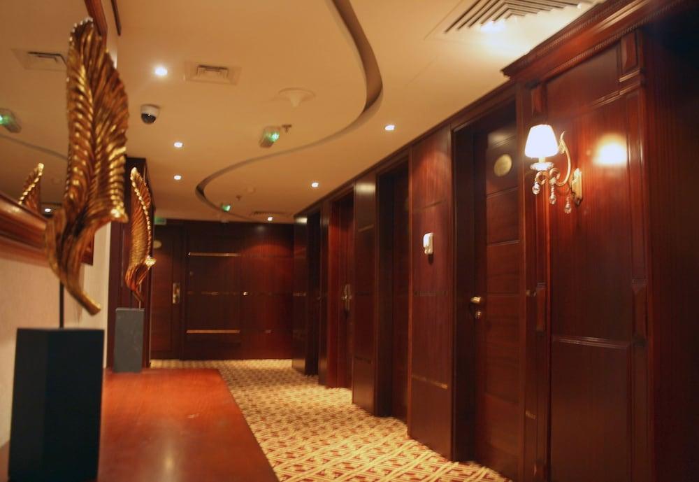 Trianon Royal Hotel Abu Dhabi Exterior foto